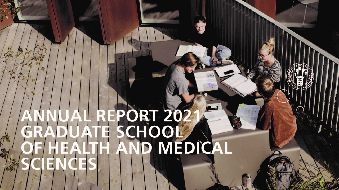 Front page Annual report 2021. The picture shows a group of students sitting around a table outside. Books and laptops are lying on the table. 